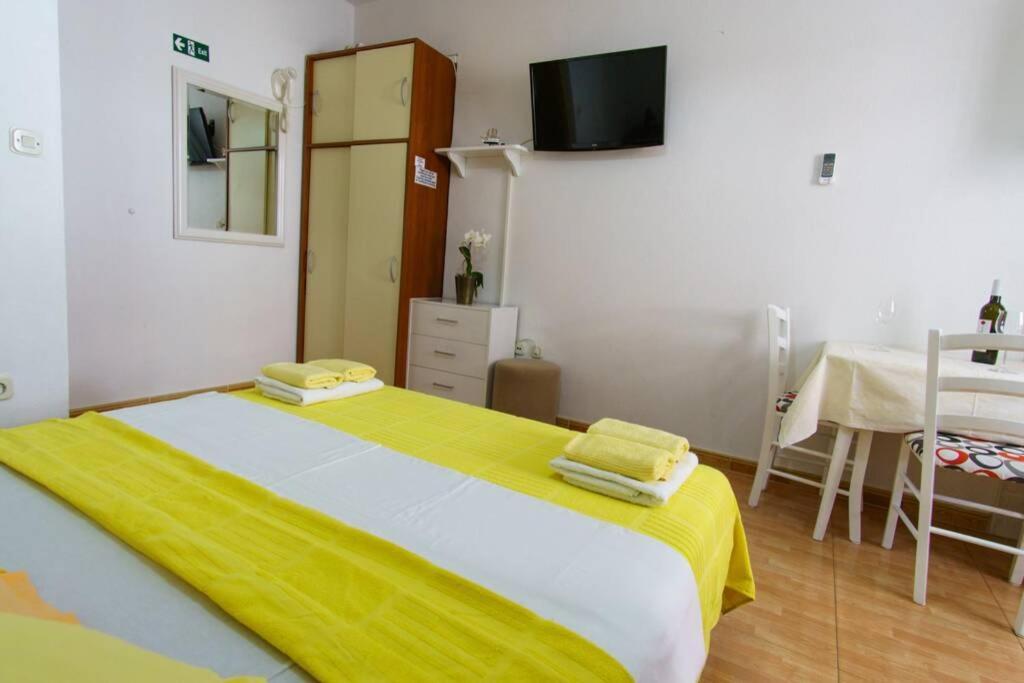 Lovely Studio Apartment For 2 Free Private Parking Makarska Bagian luar foto