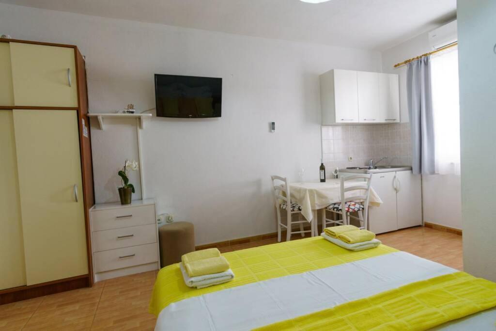 Lovely Studio Apartment For 2 Free Private Parking Makarska Bagian luar foto